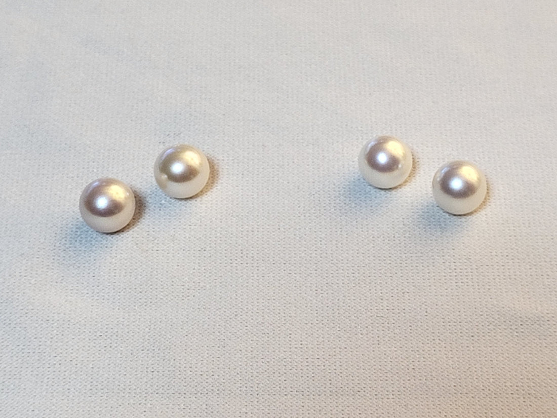 freshwater pearls on the left vs akoya saltwater pearls on the right